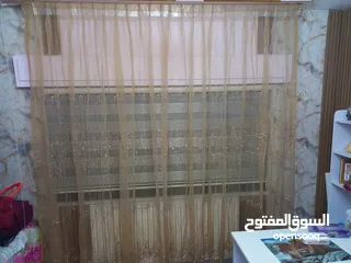  1 بردايه لون بني مع لمعه ذهبي مطرزه ورد بني طول القماش 6 متر ومخيطه عشباك مترين ونص