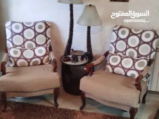  4 طقم صالون ضيوف معك طاوله وسط شبه جديد