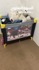  1 سرير ومحبس اطفال
