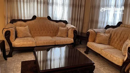  1 طقم كنب 7 مقاعد مع طاولة بالوسط و 2 طربيزات بحالة جيدة جداً