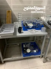  6 عدة مطعم كاملة مستعملة بحالة جديدة جداً استخدام اشهر فقط  متوفر ايضاً تلاجات و فريزرات كبيرة