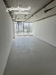  7 معارض ومكاتب تجاريه للايجار في موقع مميز جداً