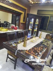  1 طاولة سفرة مع 8 كراسي ديكورات وخزانه ومرايه معها خزانه
