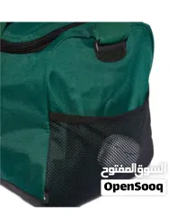  7 حقيبة دافل لينير بحجم صغير من  اديداس لون اخضر مع قنينة بيرفورمنس لون اسود مجاناً