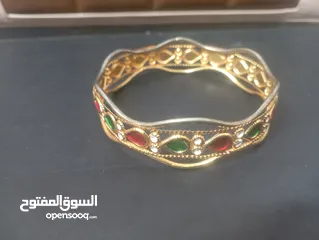  3 ثلاثة أساور باللون الأسود والبني والذهبي كل إسوارة 5 شيكل