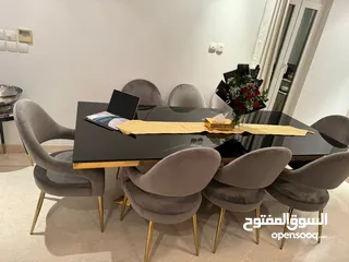  1 سفرة طعام طاولة ماركه مع 8 كراسي ومجلس كراسي مع جلسة راحة .