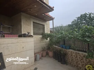  1 شقه مدخل مستقل مرتفعه 7 درجات عن الشارع مساحة الشقه 178 م2 عمر البناء 8 سنوات شماليه غربيه جنوبيه بس