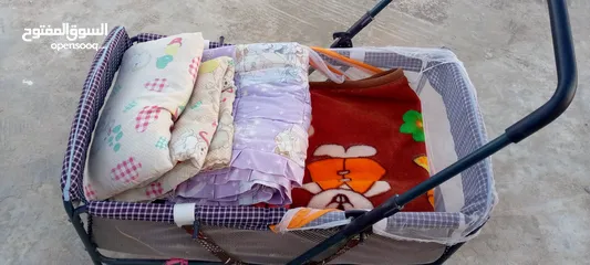  1 سرير اطفال  حديد متحرك. مع هزاز