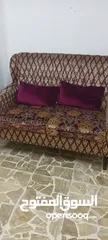  2 كنب مستعمل طاولة مع بترينه غرفه نوم