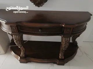  1 طاولة ومرآة