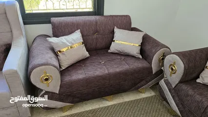  3 كنب غرفه ضيوف للبيع جديد وكاله  9 مقاعد مع ثلاث طاولات وقابل للتفاوض