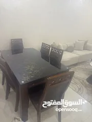  1 طاوله سفره بحاله جيده جدا خشب زان وكراسي عدد6جلد ما فيها شيء  نظيفه جدا وعليها سكريت