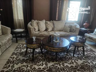  7 طقم كنب عدد 4 مع 5 طاولات خشب أنيق – بحالة ممتازة