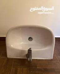 4 مراحيض عدد 2  وشطافه   ومغاسل عدد 2 وجاكوزي