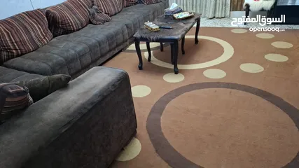  2 كورنر L وسجادة وطاولة وسط ومكيف وثريا
