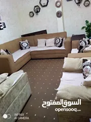  1 طقم كورنر تفصيل مستعمل 7 مقاعد معاه كرسيتين مفرد خارج الطقم لون عسلي مافيه اي خلل او خدش ومعاه مفرش
