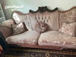  2 طقم غرفة ضيوف مكون من 7 مقاعد   بالإضافة إلى طقم طاولة وسط وملحقاتها