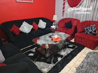  1 كنب اسود و احمر للبيع بحاله ممتازه