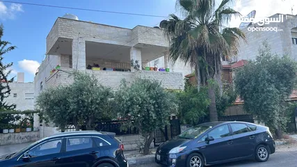  1 فيلا مستقله في خلدا خلف اكاديميه عمان الارض 650م والبناء 550م مكونه من 3 سكنات