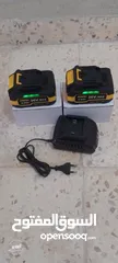  4 بطاريات وشاحن