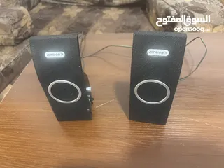  3 شاشه كومبيوتر مع سماعات