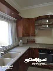  13 شقه فارغه للايجار شارع الجامعه 140 م الطابق الاول