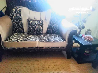  1 طقم كنب وكالة استعمال خفيف  خشب ثقيل مع طاولات سبب بيع تجديد غرفة للاطفال