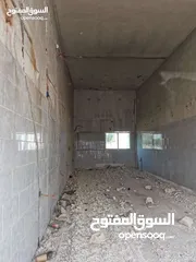  1 مخازن ومحلات مع ساحه للأيجار