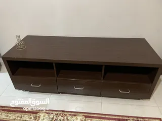  4 طاولة تلفزيون بحالة ممتازة من هوم ستنر