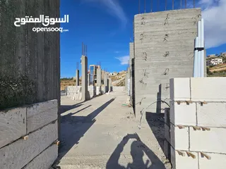  7 ارض مع بيت للبيع