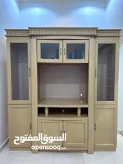  1 مكتبه وسط نظيفه