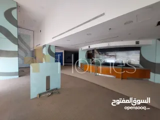  13 معرض بموقع مميز للبيع شارع عبدالله غوشه ، بمساحة 682 م