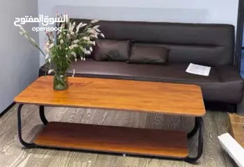  4 طاولة وسط عصرية تضيف لمسة فخامة لبيتك سطح خشبي بلون جوزي دافئ مع إطار معدني أسود أنيق