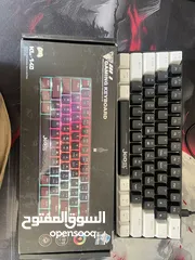  4 Pc للبيع مع شاشتين وماوس وكيبورد وسماعه