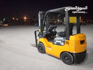  4 رافعه شوكيه انواع تويوتا حمولت 1800 بنزين جير اوتوماتيك بحاله جيده جدا
