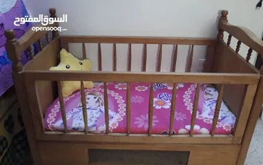  1 تخت أطفال زان بالكامل للبيع إلى عمر 5 سنوات......... ...............................................