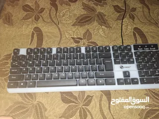  2 ماوس وكيبورد للبيع سلكيه مضيئه،،،،،،،  ،،