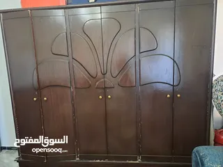  1 خزانه مستعمله للبيع خشب ممتاز  سبب البيع ل عدم وجود مكان ب البيت للجادين فقط
