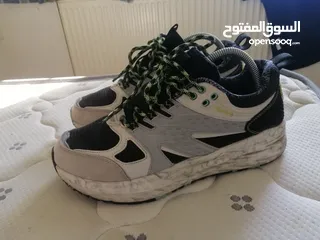  3 شوز نوع qiaodan اصلي نمرة 42 اشتريته ب 25 د للبيع بسعر مغري للحاجة ب 7 د لسرعة البيع ، نظيف جدا بحال