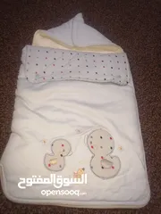  2 فستان بناتي قطعتين استعمال مره واحدة مع كندرة استعمال مرة حماله بيبي كوتات شبه جديد