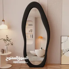  8 مرايا ترند عالمياً... تصميم موجي ومنحوت فخم يخلي أي زاوية تصير قطعة فن جاهزة للتصوير  انعكاس نقي