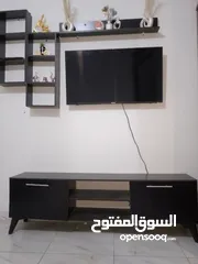  2 شاشه جديده مع خزانه الشاشه للبيع بسعر مغري