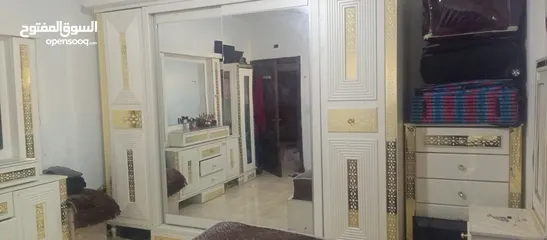  9 غرفة نوم مضيئه  لون ابيض مع ملحقات كما بالصور مستعملة.......