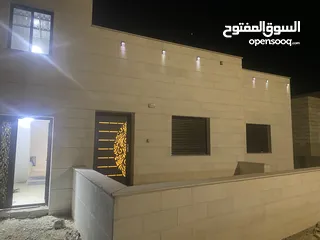  4 بيت للبيع يحوي على شقتين كل شقه لها سطحها الخاص بقوشان منفصل