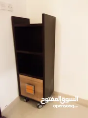  1 خزانه متعددة الاستعمالات وطاولة صغيره