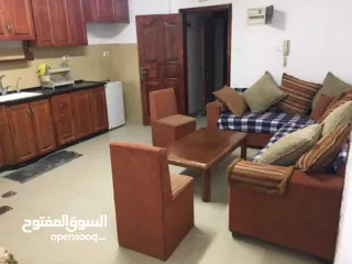  1 شقه مفروشه هادئه ونظيفه صحيه قريبه على الخدمات تصلح العائله صغيره او موظفين مريحه ا