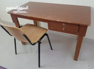  1 مكتب خشبي وكراسي خشبية وبلاستيك