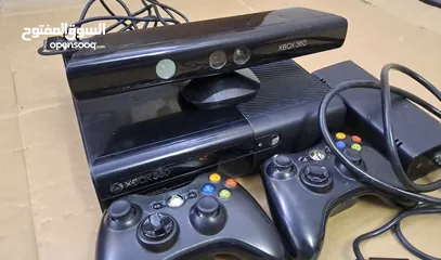  1 اكس بوس 360 e  شبه جديد  321 لعبة ومن اقوى الالعاب  3 ايد  ومع جميع الاسلاك وكرتونته الاصلية