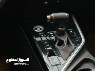  8 كيا نيرو لون ابيض