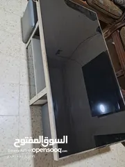  1 طاولة وسط زجاج سيكوريت معها مقاعد تنين سكني للبيع